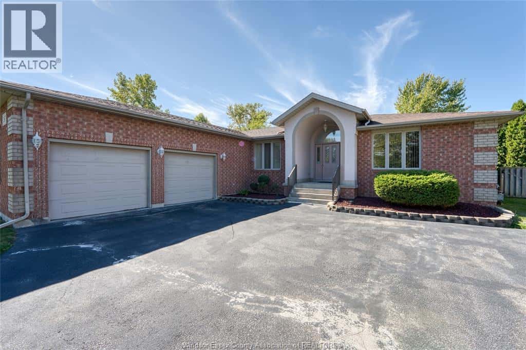 267 EAST PUCE — Lakeshore, Ontario - Photo 3 of 43