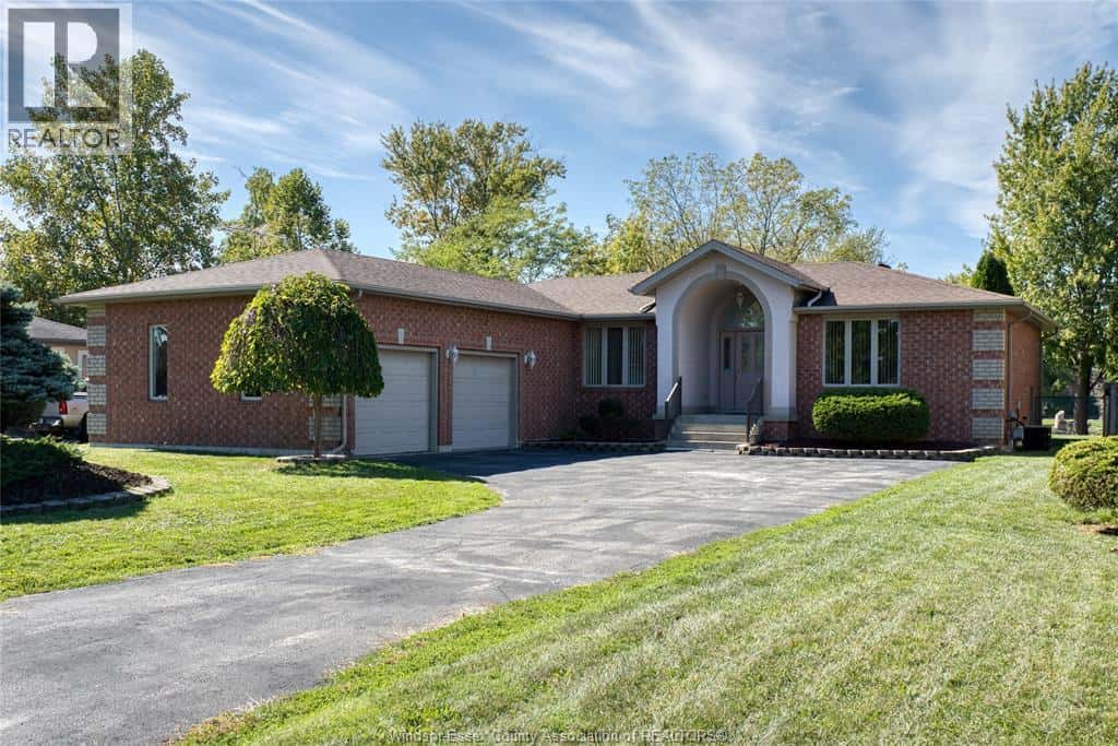 267 EAST PUCE — Lakeshore, Ontario - Photo 2 of 43