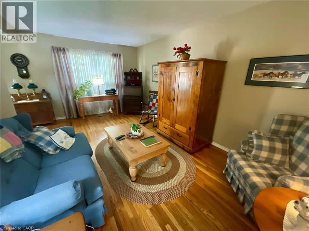 4 ROSANNE Crescent — Hamilton, Ontario - Photo 5 of 24