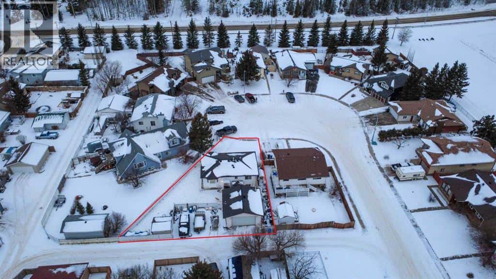 128 10 Avenue NE — Sundre, Alberta - Photo 5 of 20