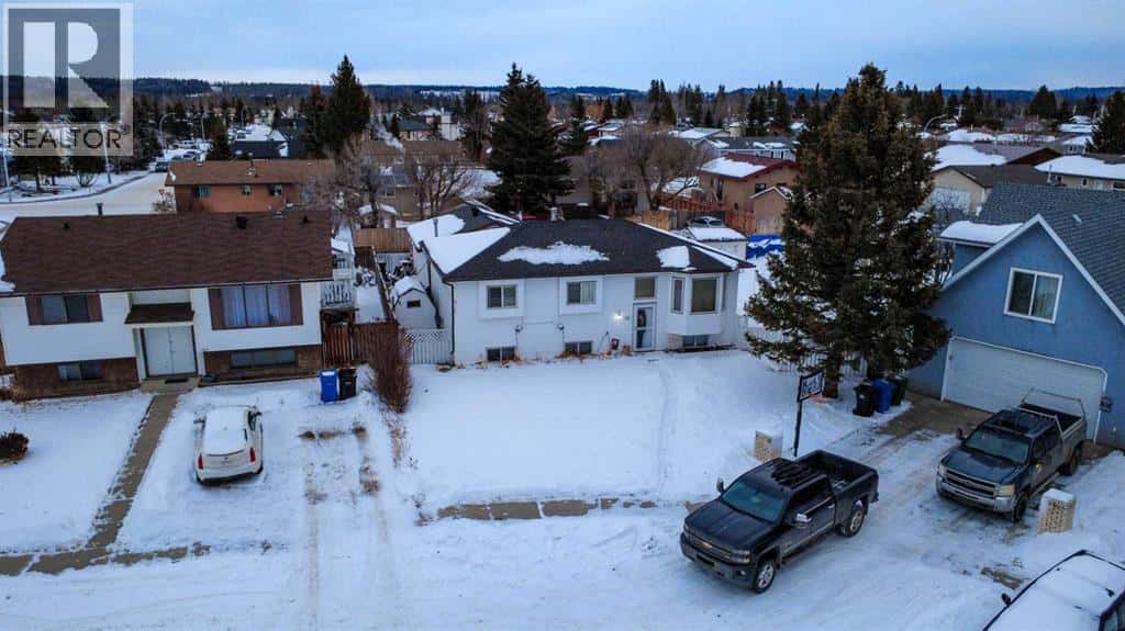 128 10 Avenue NE — Sundre, Alberta - Photo 2 of 20