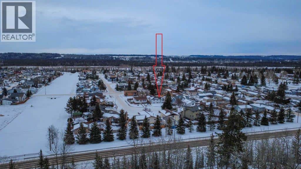 128 10 Avenue NE — Sundre, Alberta - Photo 3 of 20