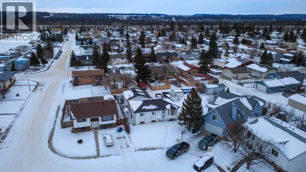 128 10 Avenue NE — Sundre, Alberta - Photo 4 of 20