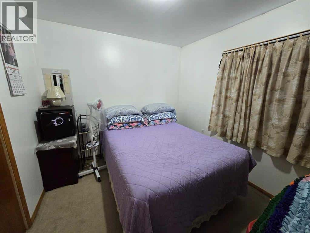 210 2 Avenue N — Vauxhall, Alberta - Photo 3 of 50