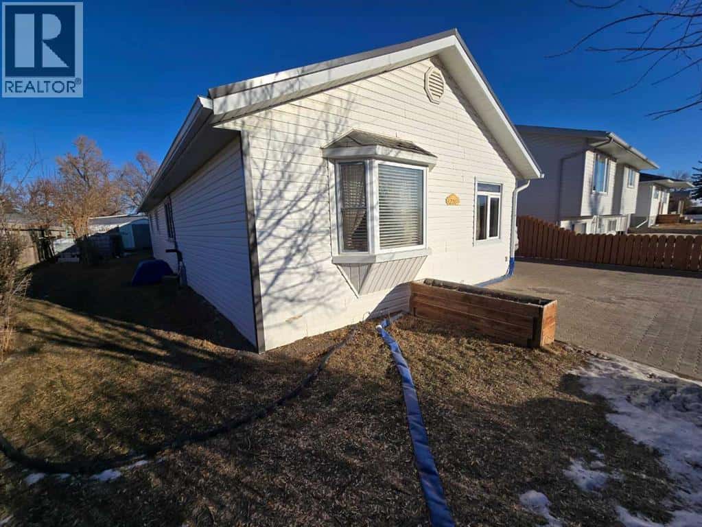 210 2 Avenue N — Vauxhall, Alberta - Photo 2 of 50