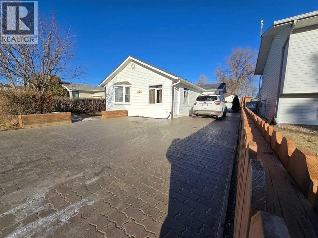 210 2 Avenue N — Vauxhall, Alberta - Main photo