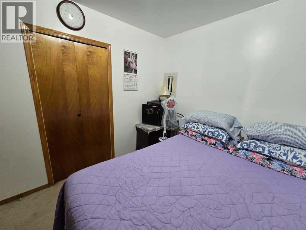 210 2 Avenue N — Vauxhall, Alberta - Photo 5 of 50