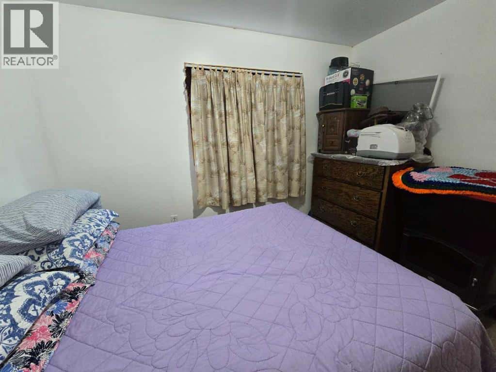 210 2 Avenue N — Vauxhall, Alberta - Photo 4 of 50