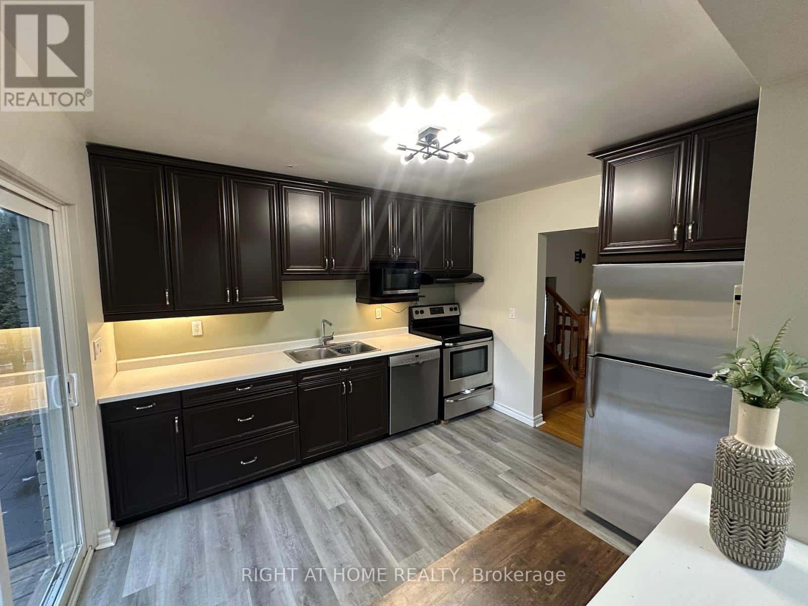 82 QUEEN MARY ROAD — Kingston (Central City West), Ontario - Photo 5 of 22