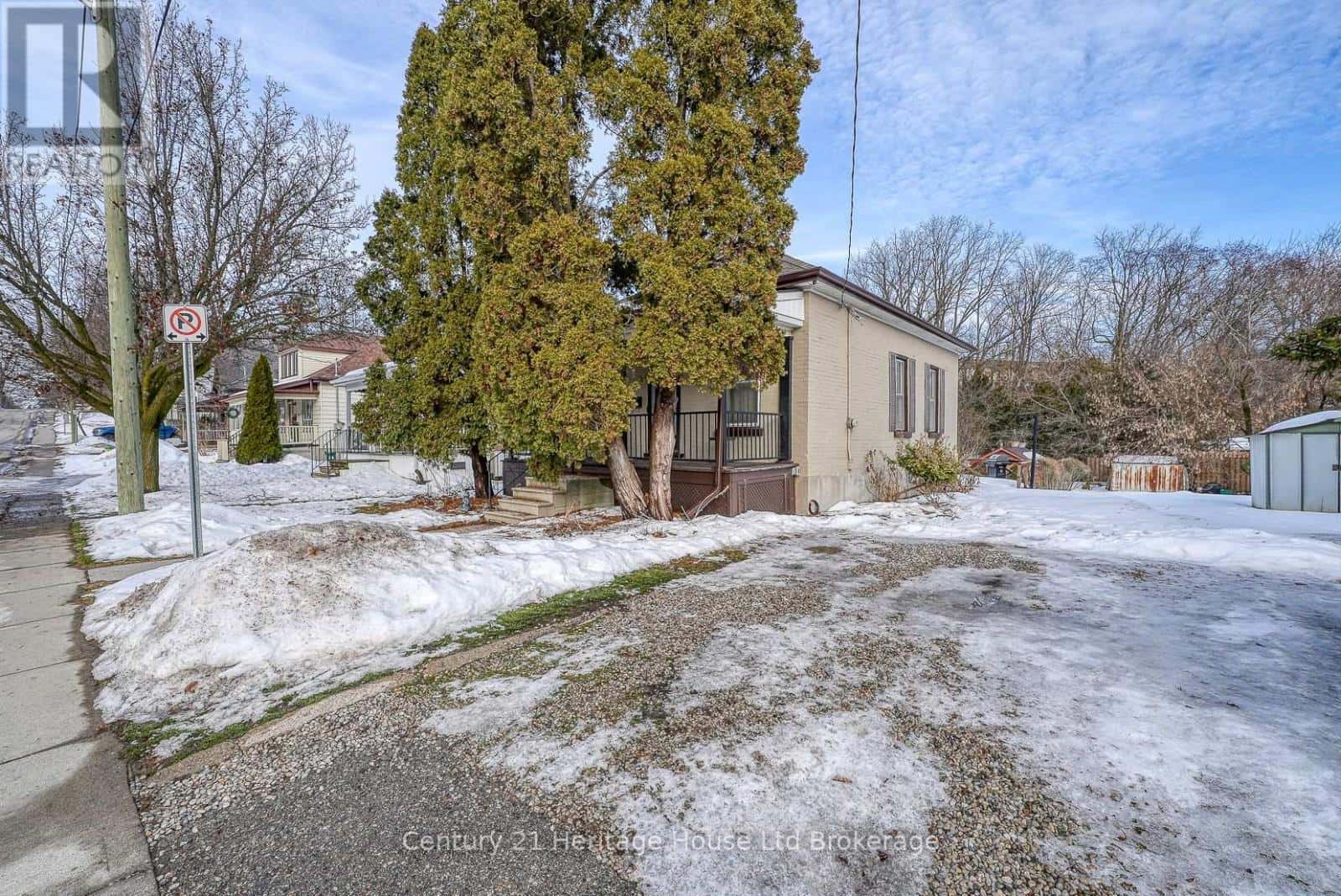 12 SYDENHAM STREET — Woodstock (Woodstock - North), Ontario - Photo 3 of 44