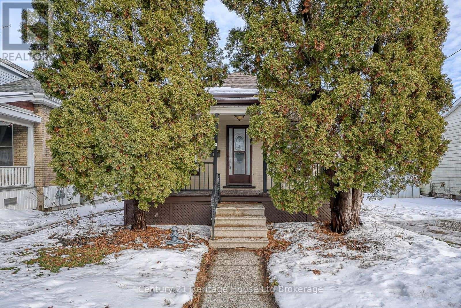 12 SYDENHAM STREET — Woodstock (Woodstock - North), Ontario - Photo 5 of 44