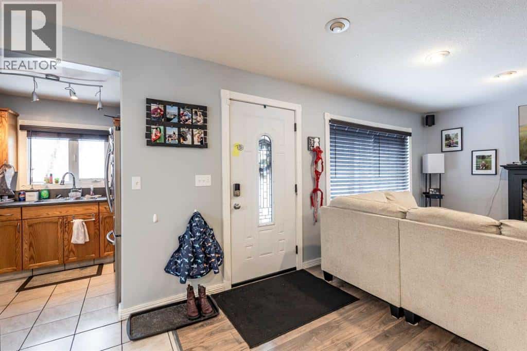 19 9 Street SW — Medicine Hat, Alberta - Photo 3 of 42