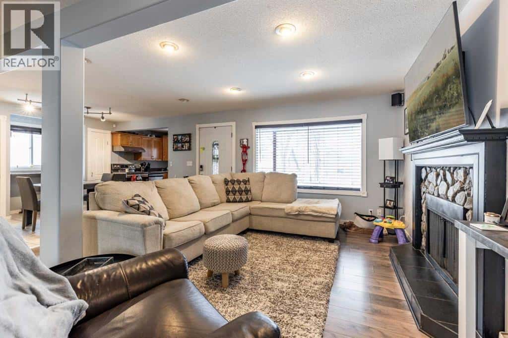 19 9 Street SW — Medicine Hat, Alberta - Photo 5 of 42