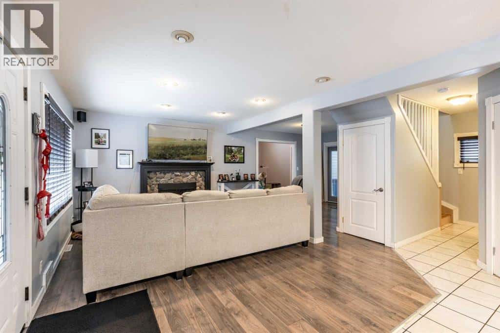 19 9 Street SW — Medicine Hat, Alberta - Photo 4 of 42