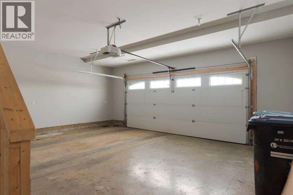 804 Beacon Hill Drive — Fort McMurray, Alberta - Photo 2 of 36