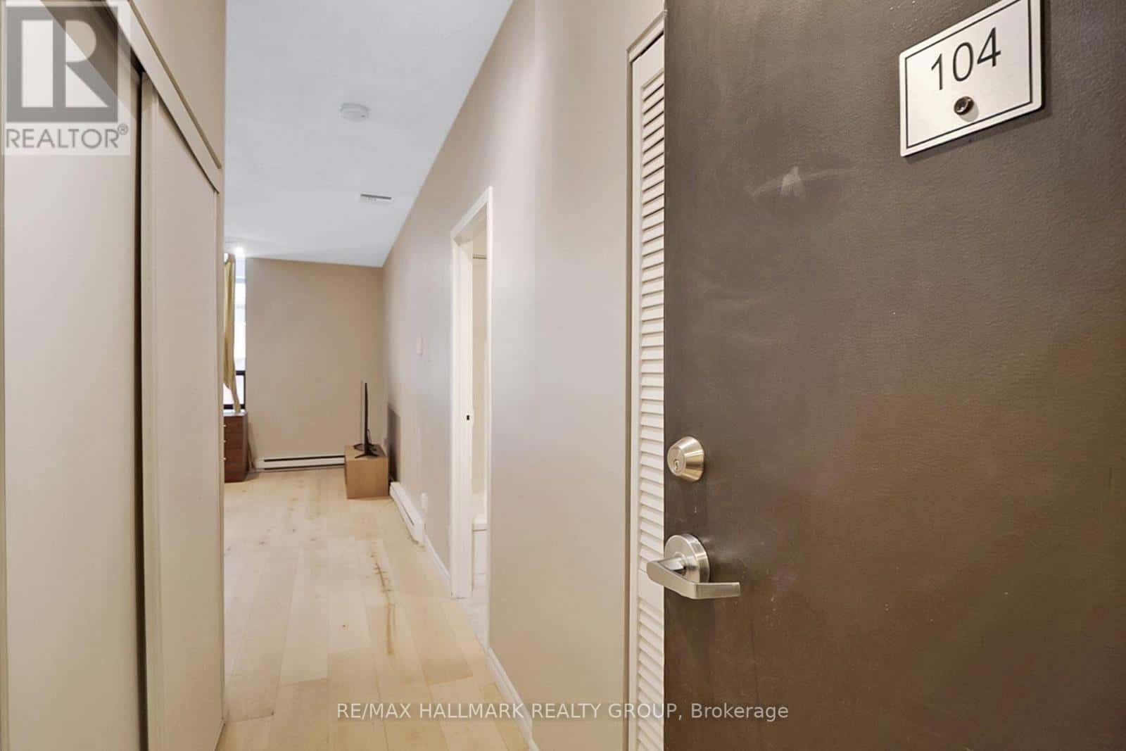 104 - 475 LAURIER AVENUE W — Ottawa, Ontario - Photo 4 of 12