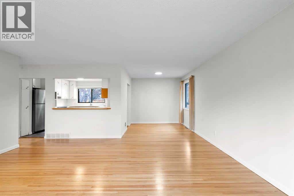 10631 Elbow Drive SW — Calgary, Alberta - Photo 4 of 38