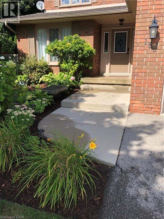 153 MEADOWBROOK Drive — Ancaster, Ontario - Photo 3 of 34