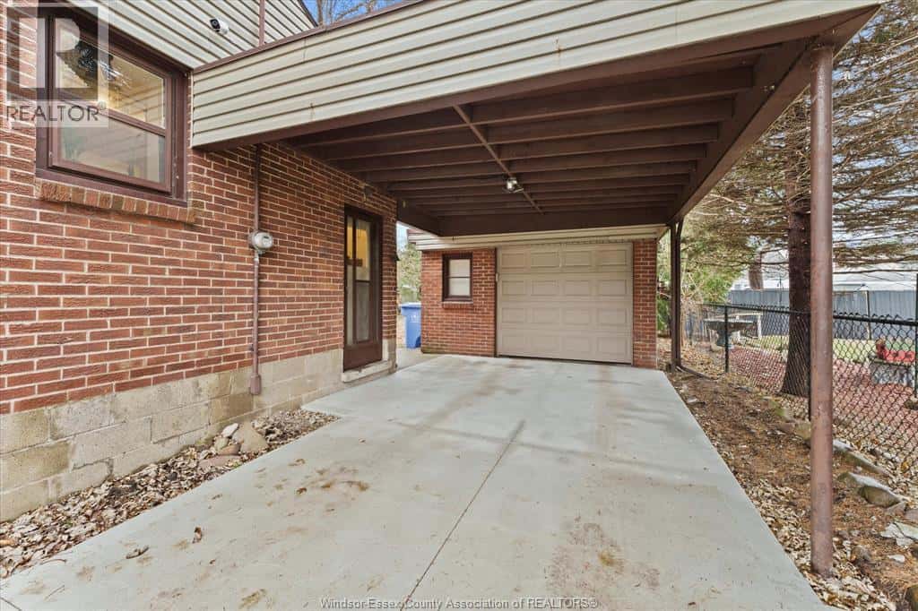 2715 Dandurand — Windsor, Ontario - Photo 4 of 39