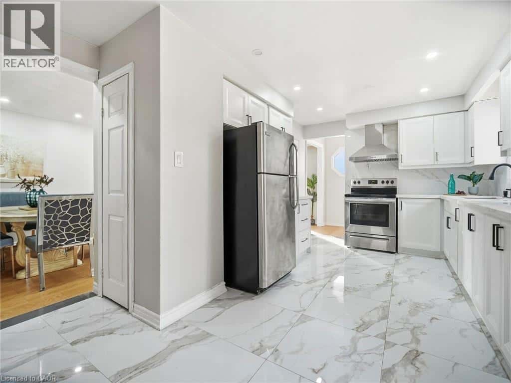 25 ABELL Drive — Brampton, Ontario - Photo 4 of 46