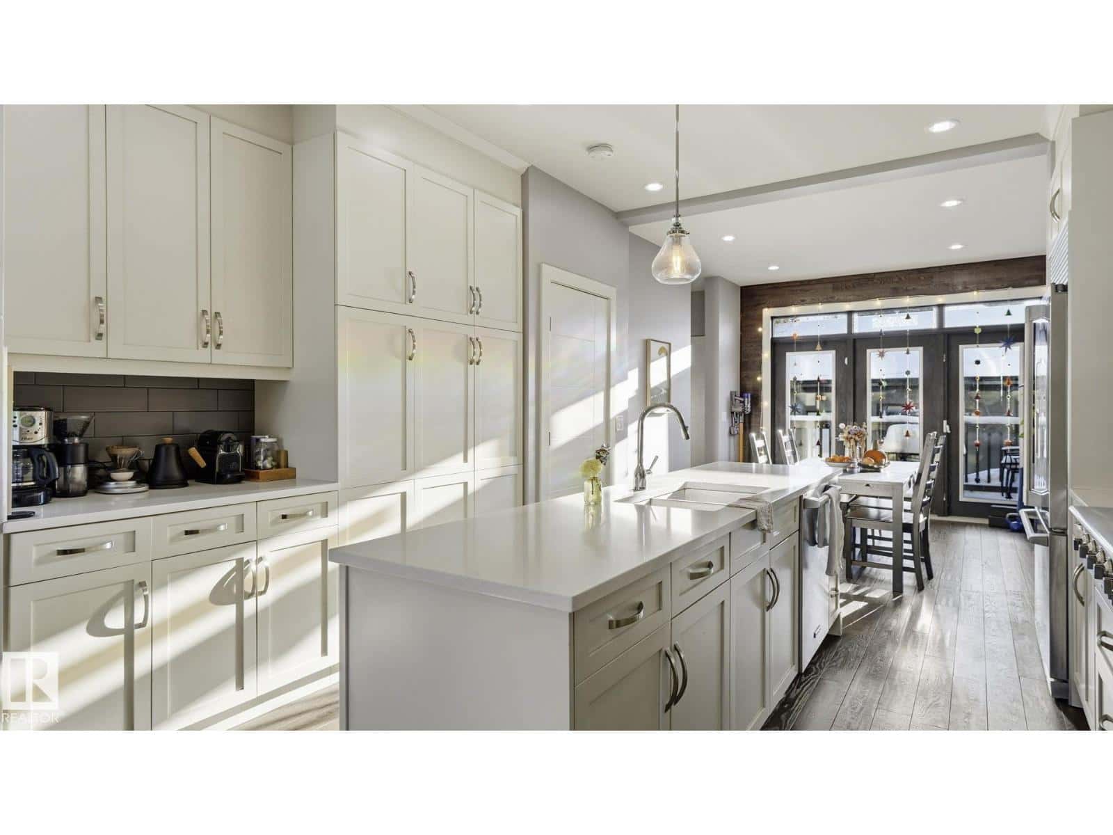 11331 76 AV NW — Edmonton, Alberta - Photo 5 of 35