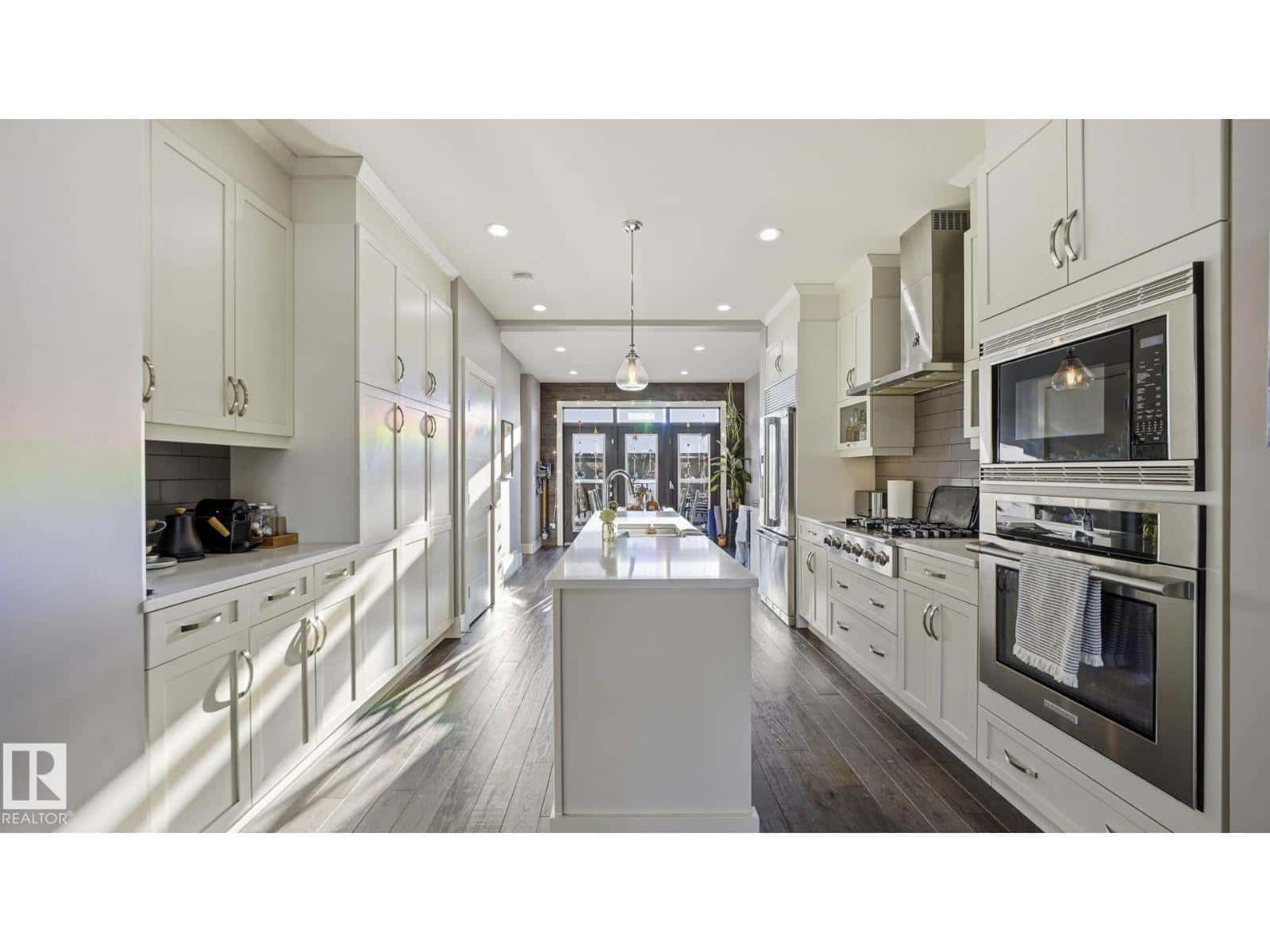 11331 76 AV NW — Edmonton, Alberta - Photo 3 of 35