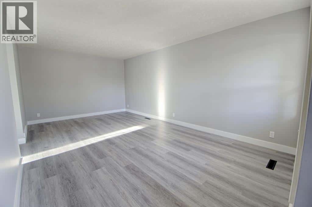 1118 8 Street N — Lethbridge, Alberta - Photo 4 of 25