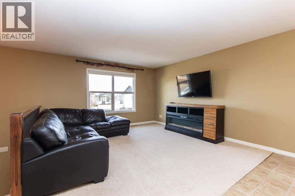 114 Redwood Boulevard — Springbrook, Alberta - Photo 4 of 18