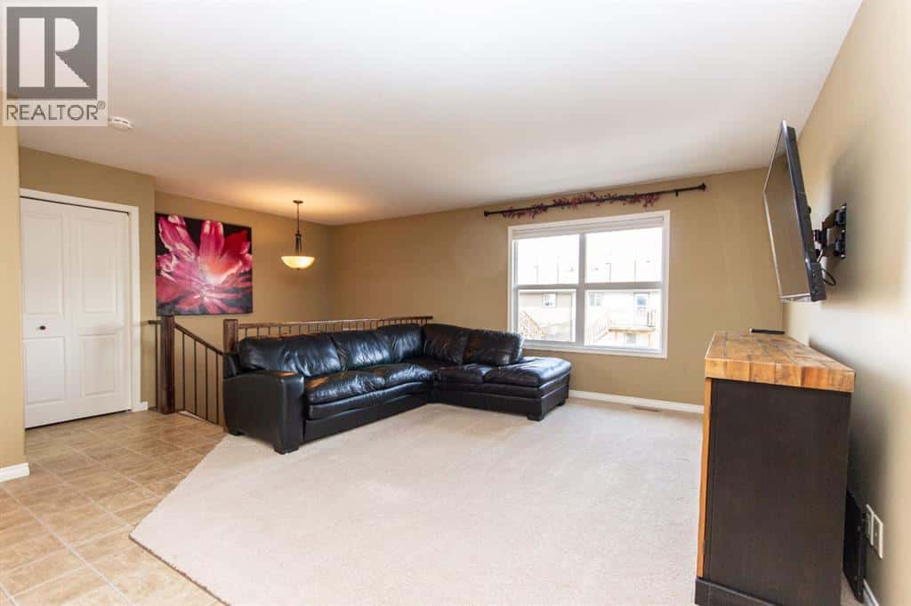 114 Redwood Boulevard — Springbrook, Alberta - Photo 3 of 18