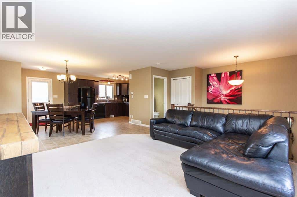 114 Redwood Boulevard — Springbrook, Alberta - Photo 5 of 18