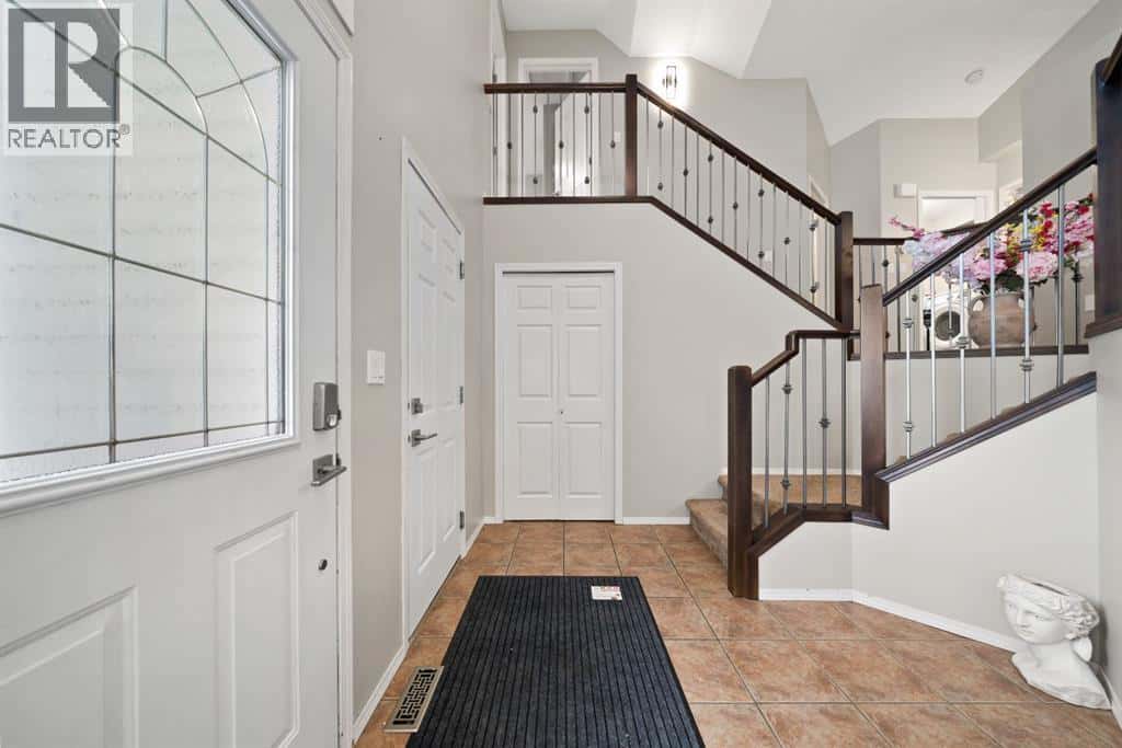 20 Cottonwood Close SW — Medicine Hat, Alberta - Photo 2 of 34