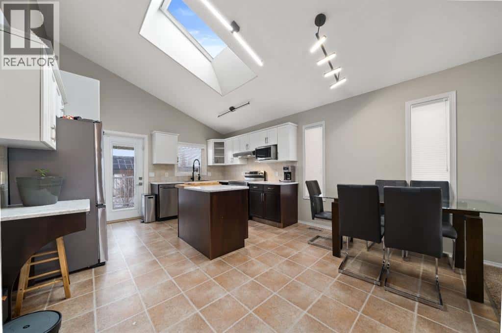 20 Cottonwood Close SW — Medicine Hat, Alberta - Photo 5 of 34