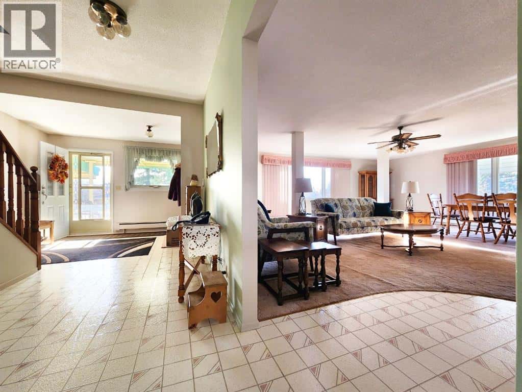 112 43 Avenue W — Claresholm, Alberta - Photo 5 of 47