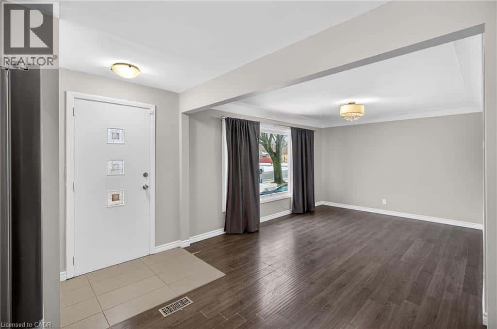 399 EAST 15TH Street — Hamilton, Ontario - Photo 3 of 41