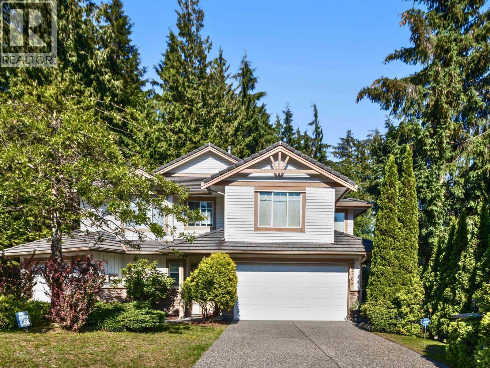 2205 PARKWAY BOULEVARD — Coquitlam, British Columbia - Photo 4 of 40