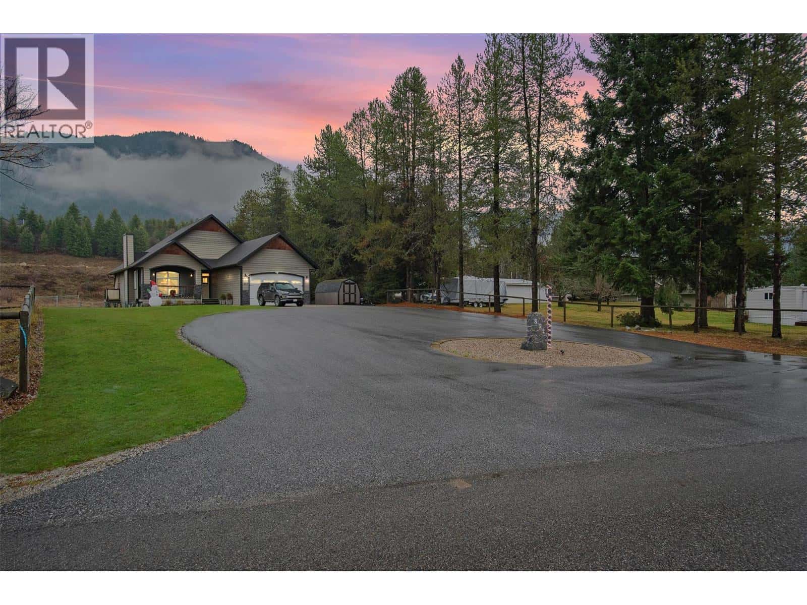 Castlegar — Castlegar - Photo 2 of 59