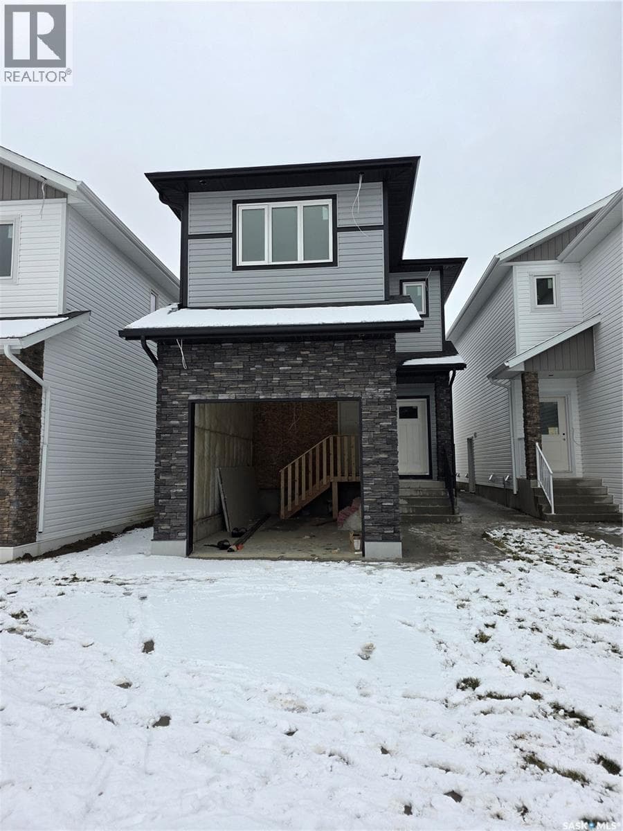 527 Sharman STREET — Saskatoon, Saskatchewan - Main photo