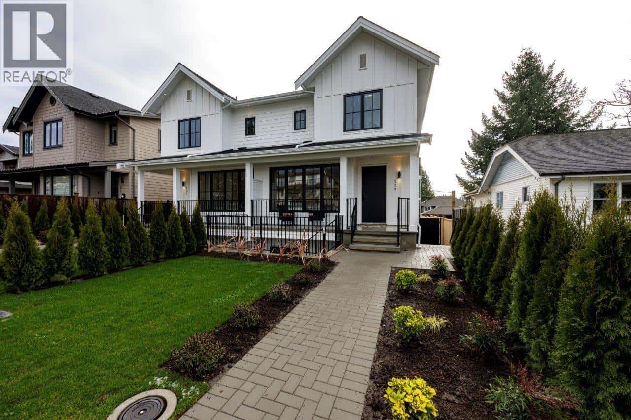 229 E 22ND STREET — North Vancouver, British Columbia - Photo 2 of 36