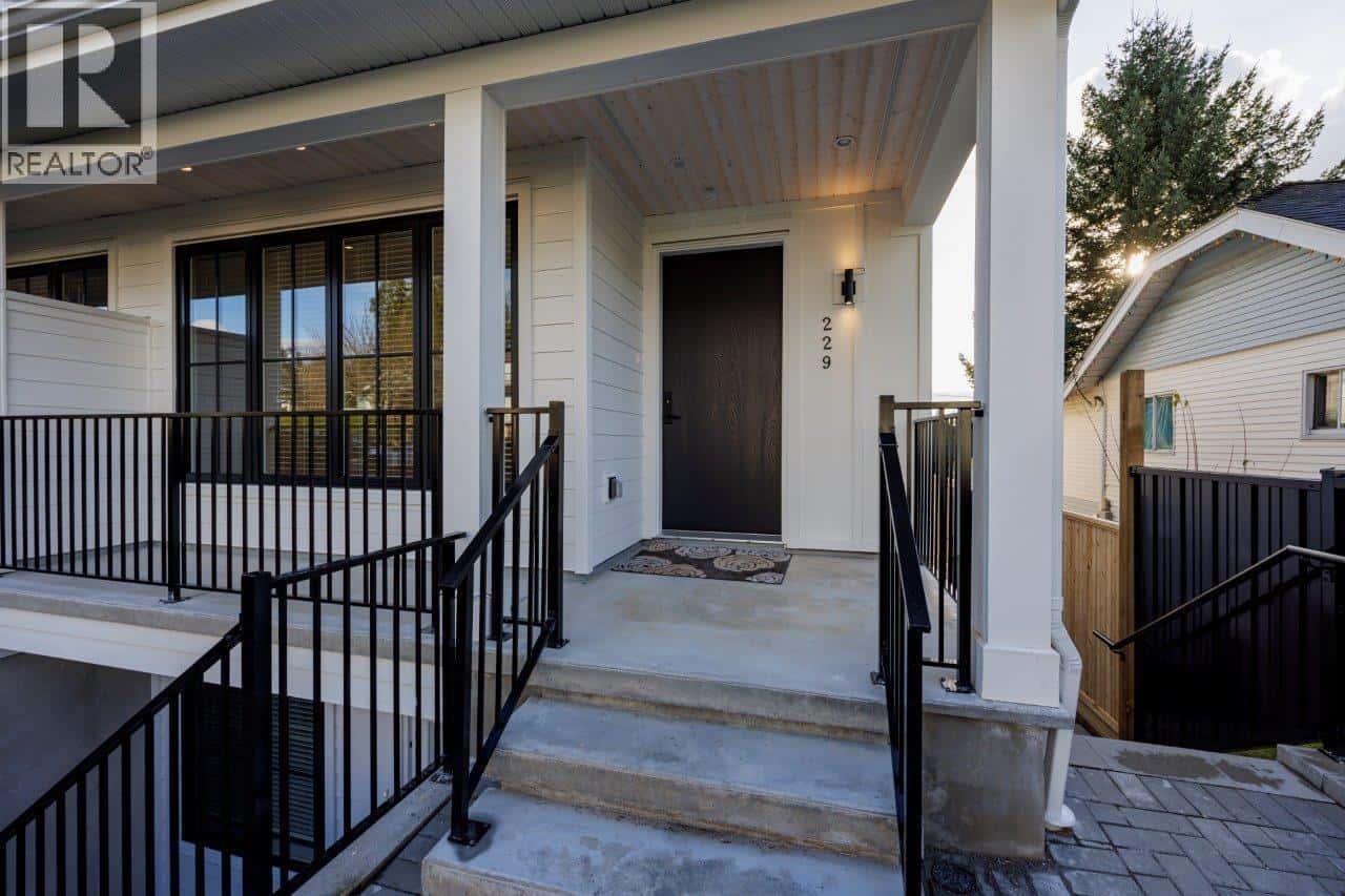 229 E 22ND STREET — North Vancouver, British Columbia - Photo 4 of 36