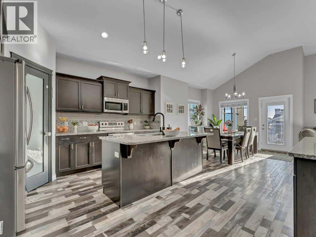 559 Vista Drive SE — Medicine Hat, Alberta - Photo 4 of 50