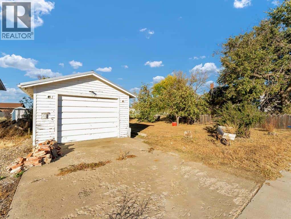 80 Pacific Avenue — Irvine, Alberta - Photo 3 of 49