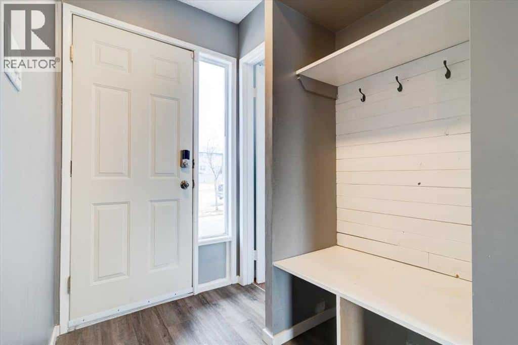 7812 Cedarwood Park — Grande Prairie, Alberta - Photo 2 of 27