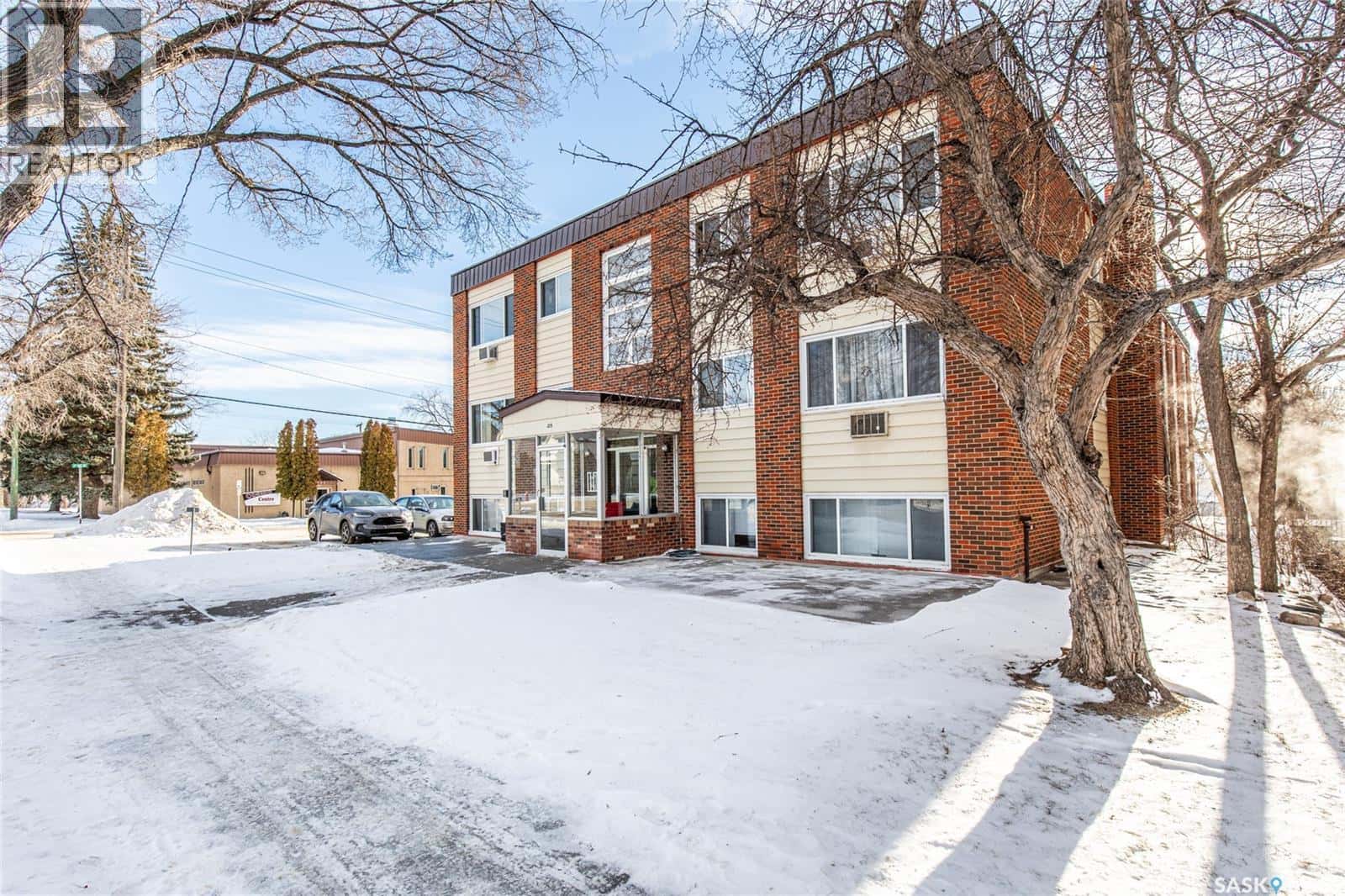 285 Fairford STREET E — Moose Jaw, Saskatchewan - Photo 2 of 48