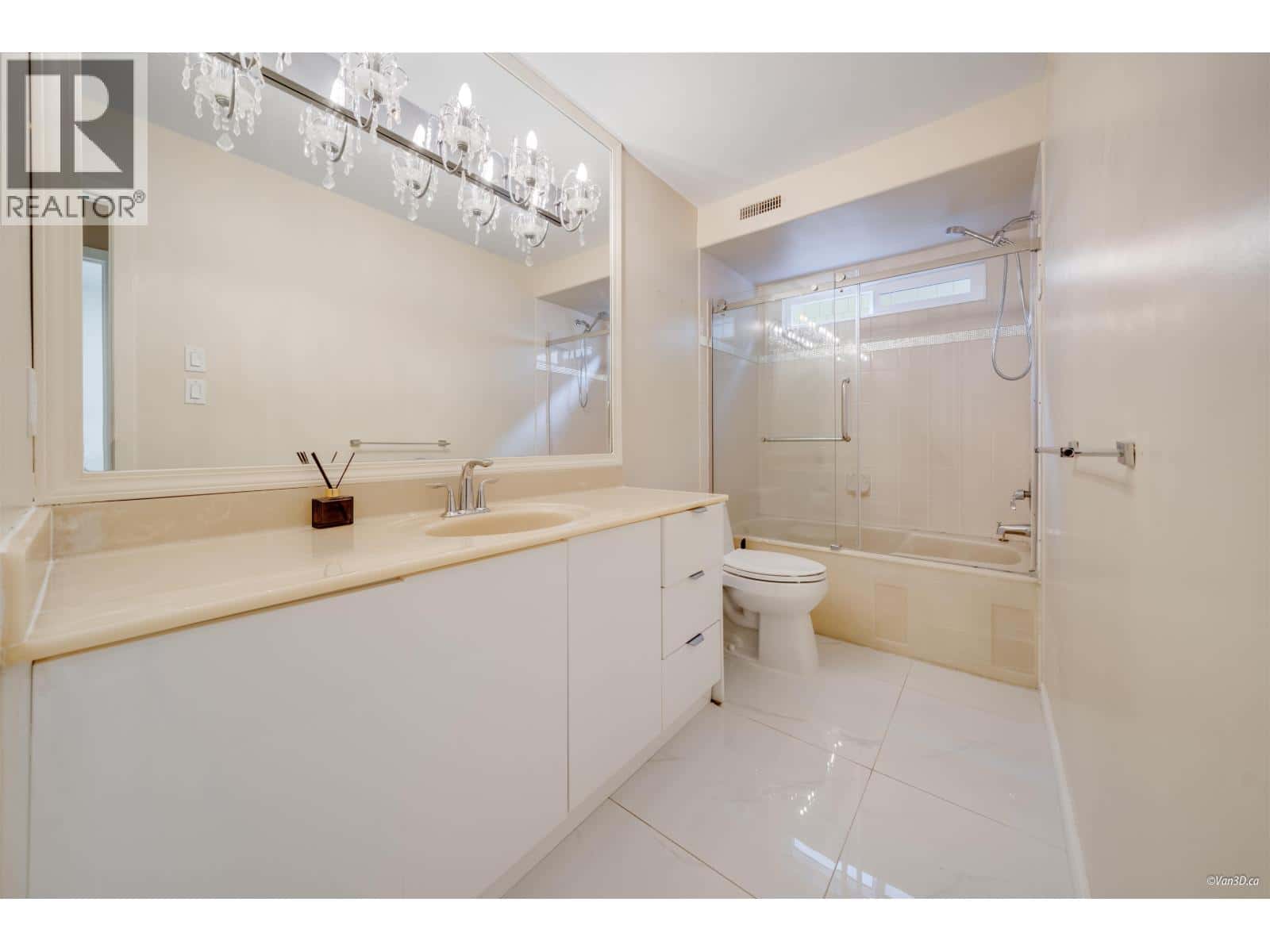 7215 FROBISHER DRIVE — Richmond, British Columbia - Photo 3 of 32