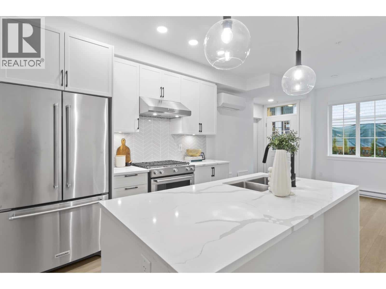 120 720 ROBINSON STREET — Coquitlam, British Columbia - Photo 3 of 25