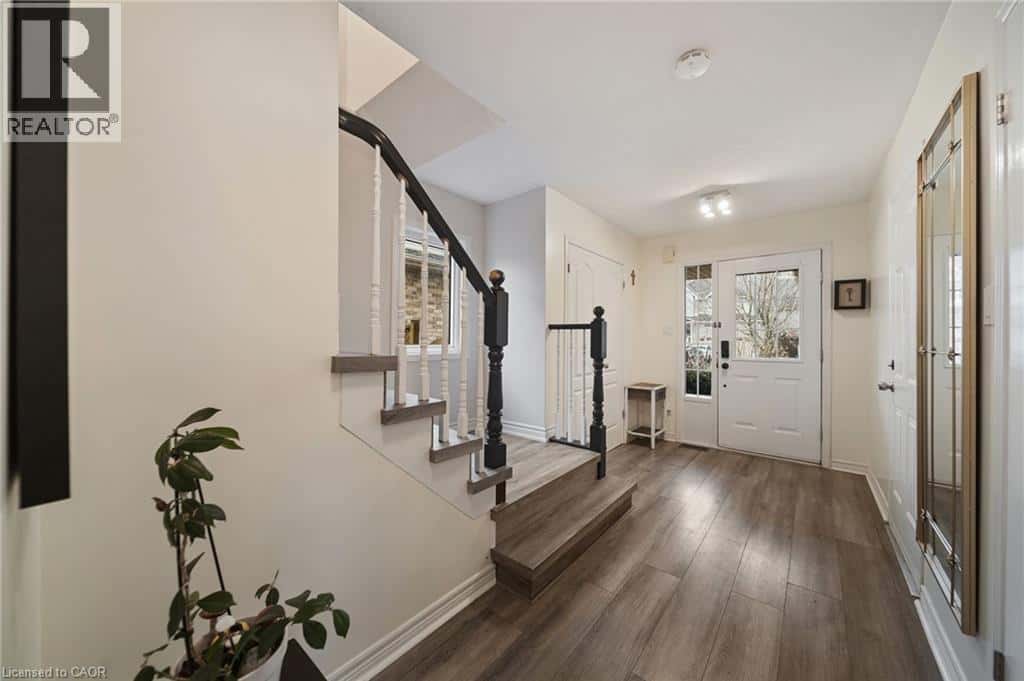 83 UDELL Way — Grimsby, Ontario - Photo 5 of 46