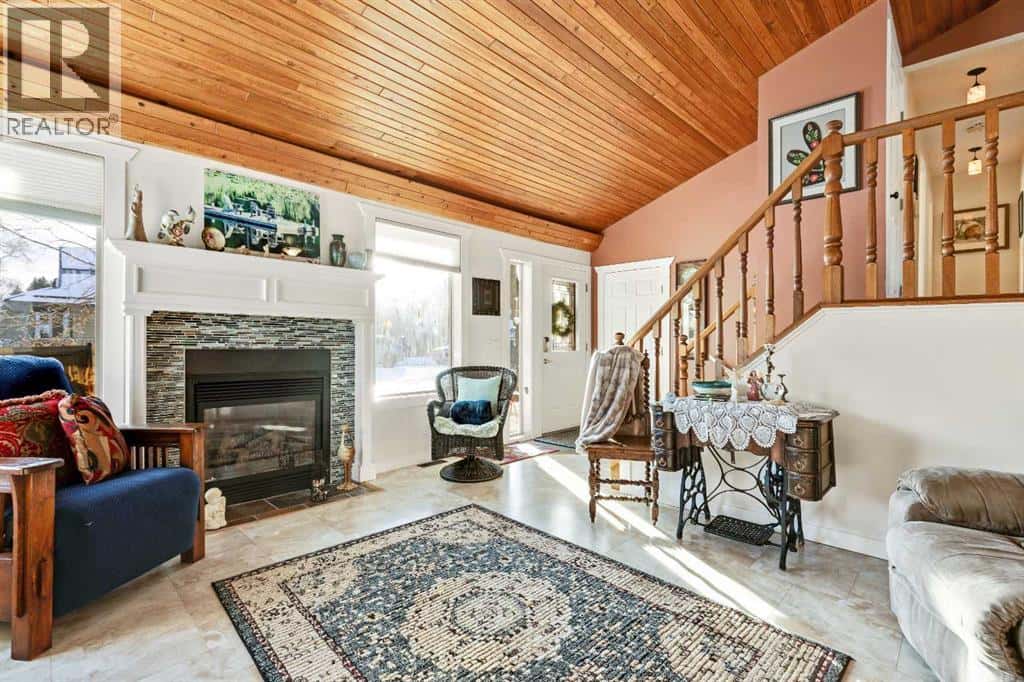 808 5 Avenue SW — High River, Alberta - Photo 5 of 45