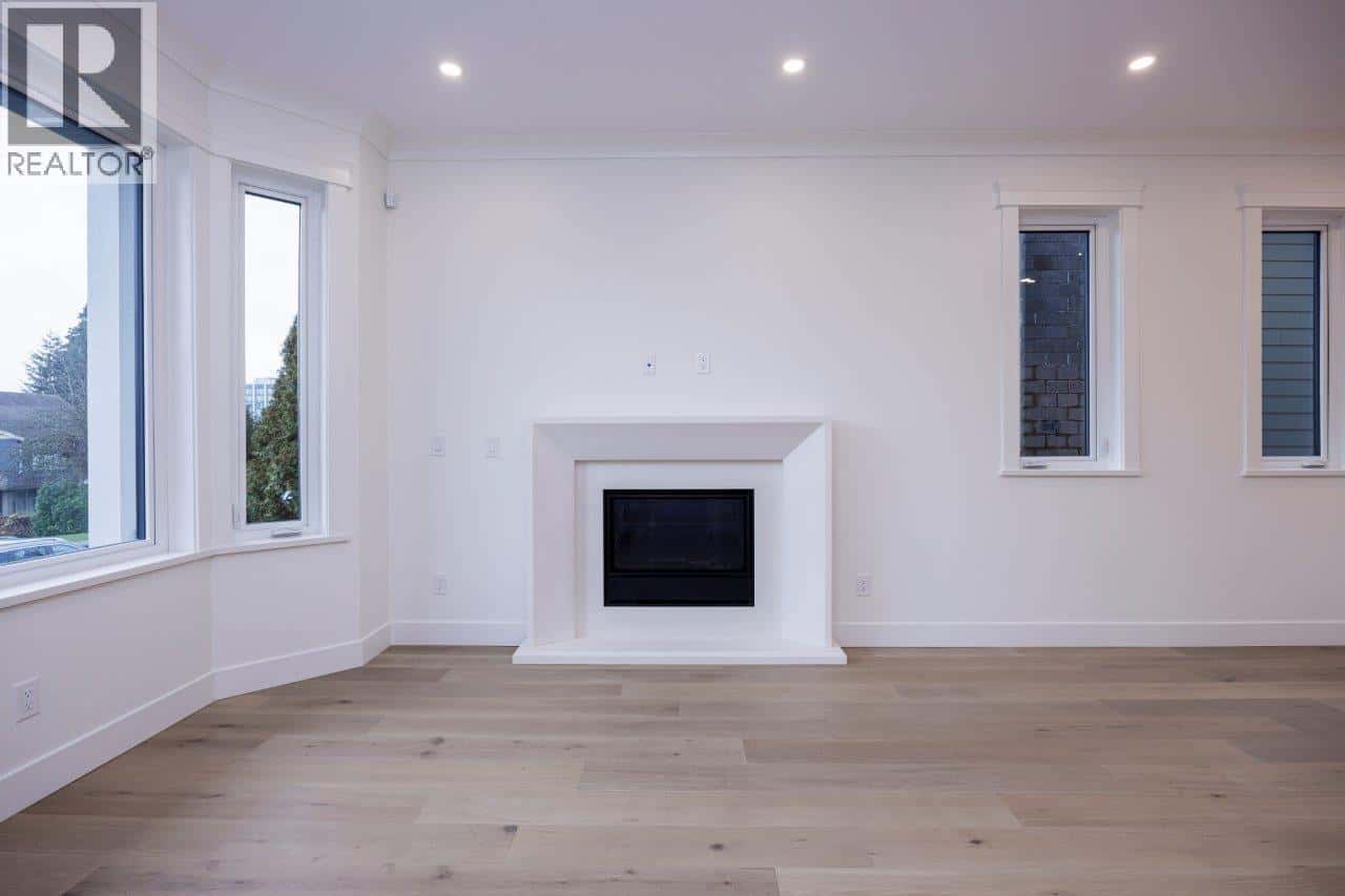 254 E 18TH STREET — North Vancouver, British Columbia - Photo 5 of 40