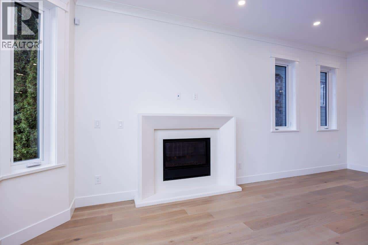 254 E 18TH STREET — North Vancouver, British Columbia - Photo 4 of 40