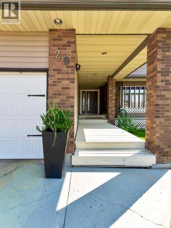 29 Rideau Close SE — Medicine Hat, Alberta - Photo 3 of 50
